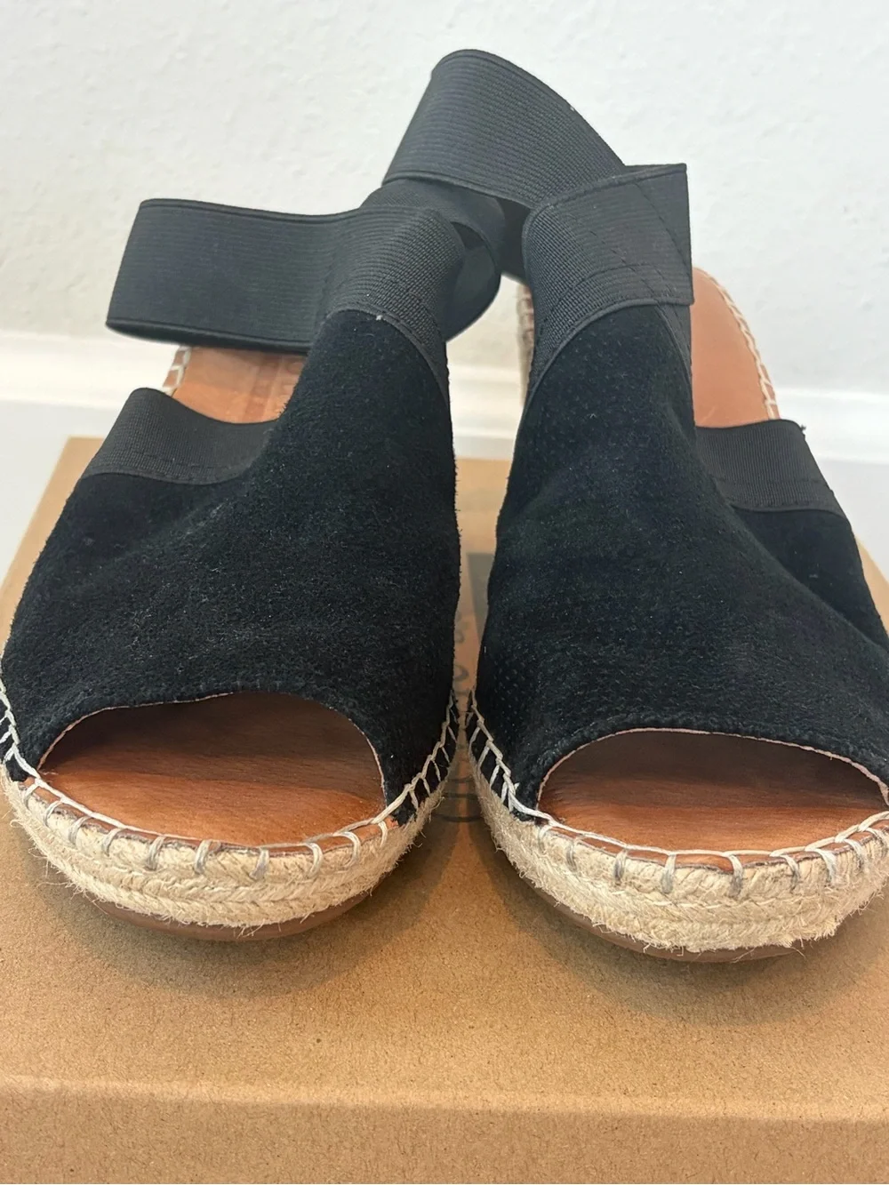 Gentle Souls by Kenneth Cole Colleen Wedge Sandal Sz 8, Black